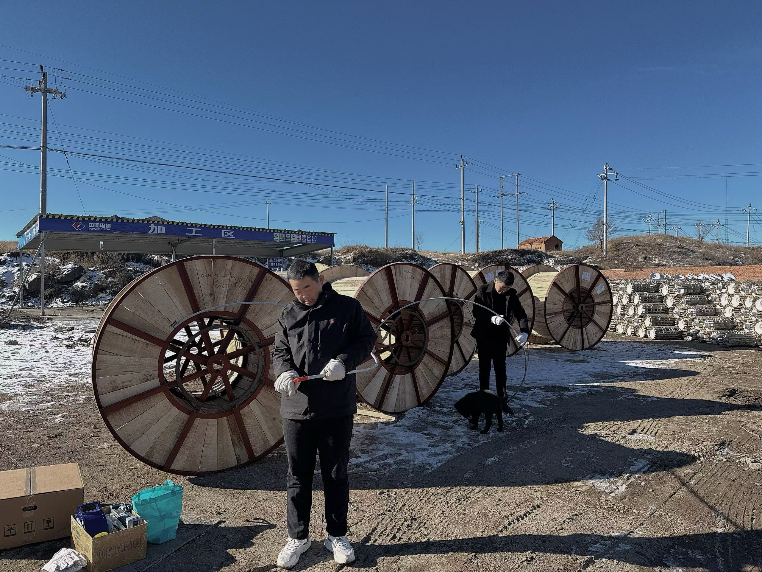 新建尚义县 50 万千瓦风储主动支撑新型智慧电力系统示范项目 220千伏送出线路工程   光缆开盘测试现场